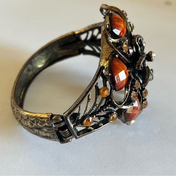 Elegant Women's Floral cuff Bracelet with Amber Accents - Picture 4 of 11